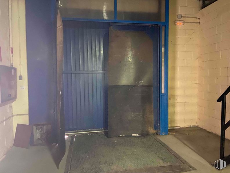 Industrial for sale & for rent at Zona Colmenar Viejo, Colmenar Viejo, Madrid, 28770 with door, fixture, floor, flooring, wood, gas, tints and shades, composite material, electric blue and paint around