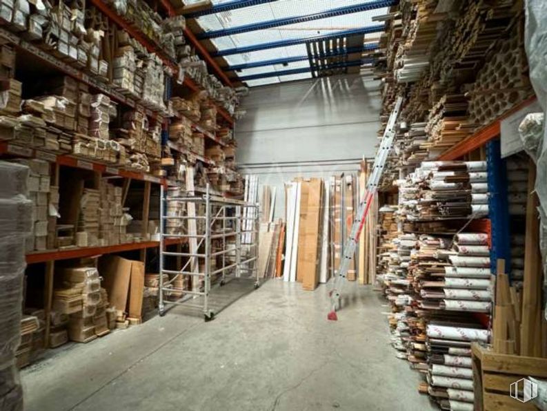 Industrial for rent at Zona industrial, Villaverde, Madrid, 28021 with furniture, shelf, wood, shelving, publication, retail, flooring, engineering, beam and warehouse around