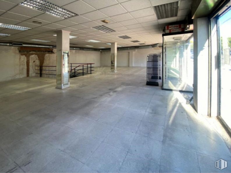 Local en venta en Casco urbano, Fuenlabrada, Madrid, 28945 con accesorio, hall, suelos, suelo, aparcamiento, techo, material de construcción, hormigón, ciudad y material compuesto alrededor