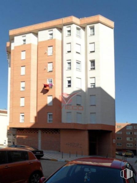 Retail for sale & for rent at Zona Ronda, Cuenca, 16003 with car, building, house, automotive parking light, land vehicle, sky, vehicle, window, automotive exterior and architecture around