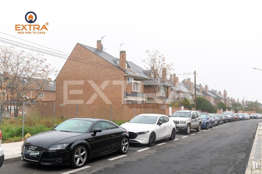 Land for sale at Calle Tornado, Barajas, Madrid, 28042 with car, tire, wheel, land vehicle, vehicle, motor vehicle, automotive lighting, automotive exterior, automotive parking light and personal luxury car around