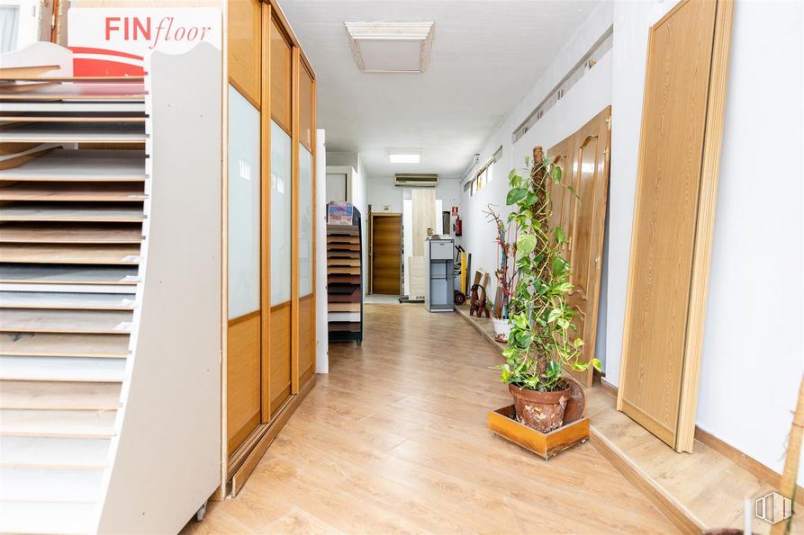 Retail for sale at Carlos Arniches, Móstoles, Madrid, 28935 with houseplant, property, plant, building, wood, interior design, floor, flooring, fixture and wall around