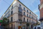 Office for rent at Calle Pez, 27, Centro, Madrid, 28004 with building, car, sky, window, cloud, urban design, condominium, wheel, residential area and tire around