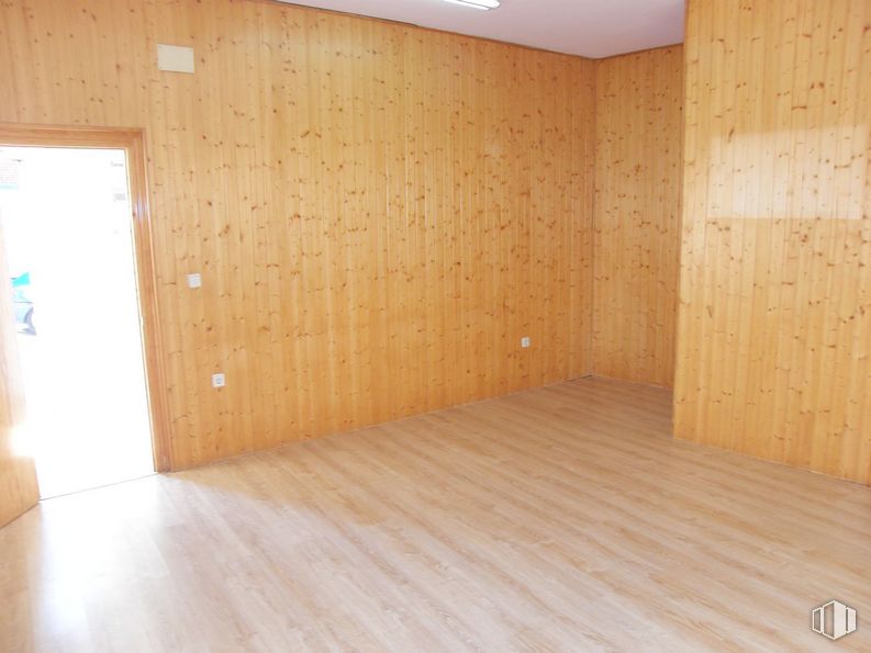 Retail for rent at Centro urbano, Manzanares el Real, Madrid, 28410 with door, building, wood, shade, fixture, hall, floor, flooring, wood stain and hardwood around