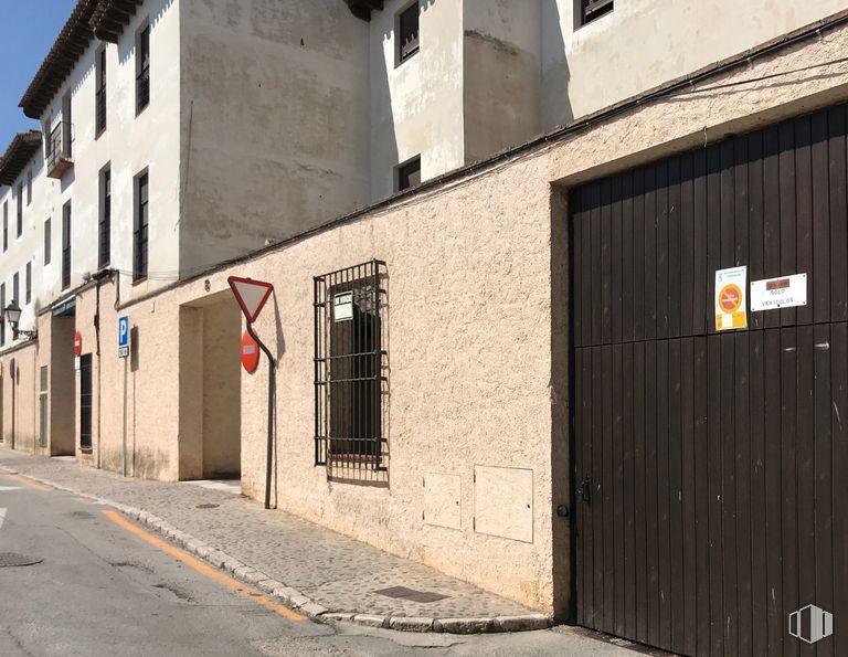 Local en venta en Calle Ronda del Mediodía, 9, Chinchón, Madrid, 28370 con ventana, puerta, propiedad, superficie de carretera, asfalto, ladrillo, madera, edificio, área residencial y fachada alrededor