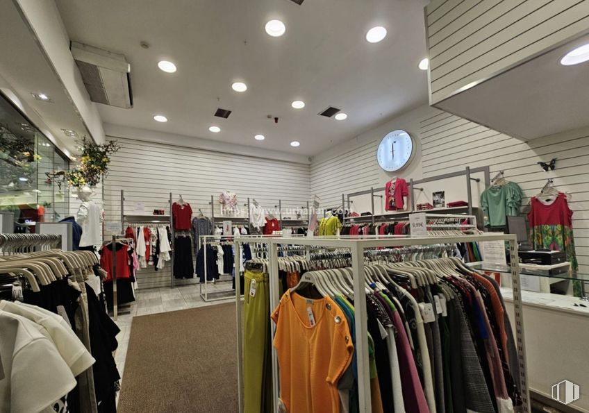 Local en venta en C.C.Plaza Aluche, Avenida de los Poblados, 58, La Latina, Madrid, 28044 con parte superior, ropa, luz, producto, percha, moda, alumbrado, interiorismo, reloj y diseño automovilístico alrededor