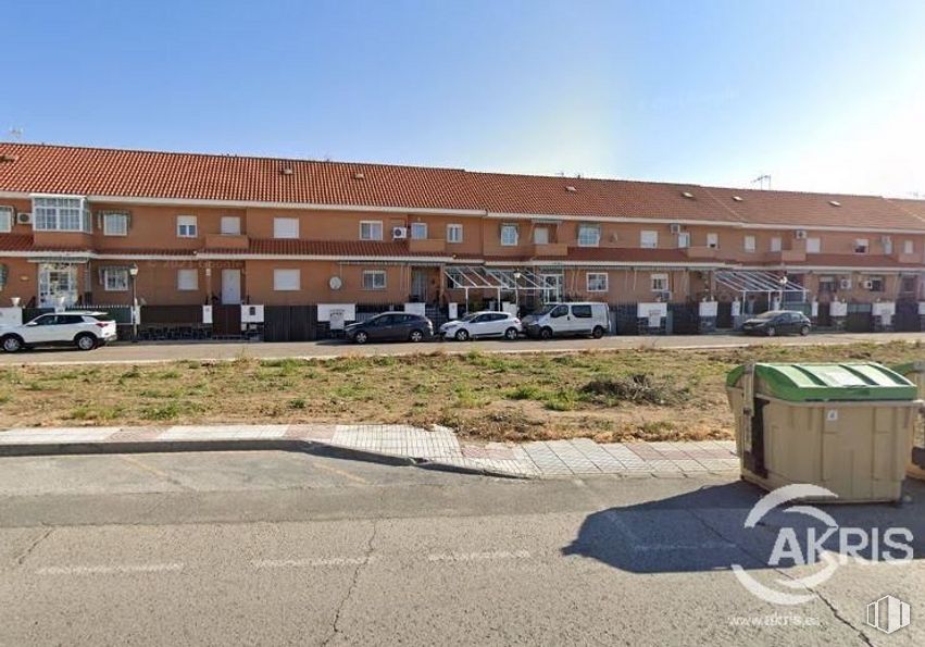 Land for sale at Avenida Sagra, Numancia de la Sagra, Toledo, 45230 with waste container, building, truck, sky, window, car, wheel, asphalt, road surface and land lot around