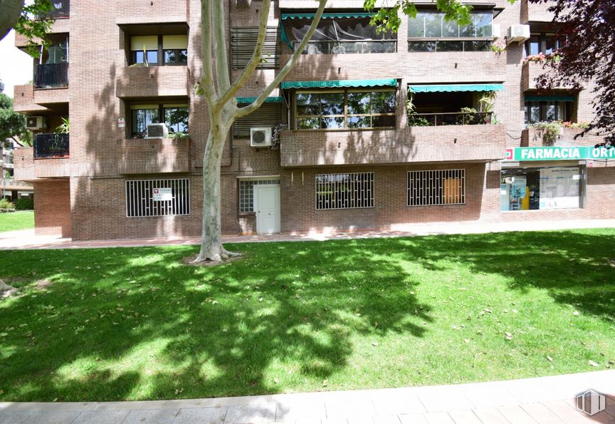 Local en alquiler y venta en Sector Islas, Tres Cantos, Madrid, 28760 con ventana, edificio, planta, hierba, árbol, diseño urbano, lote de terreno, condominio, zona residencial y ocio alrededor