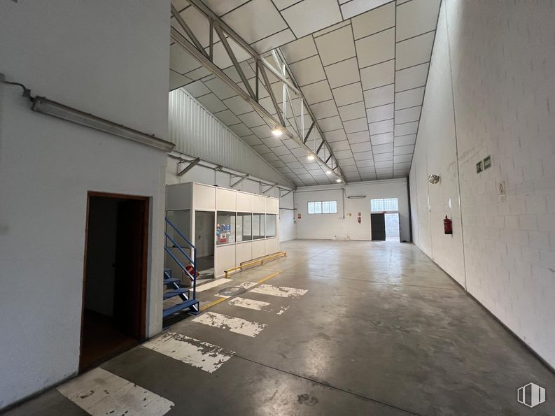 Industrial for rent at Calle Cabo de Finisterre, Arganda del Rey, Madrid, 28500 with floor, flooring, ceiling, composite material, concrete, hall, building material, daylighting, parking and fluorescent lamp around