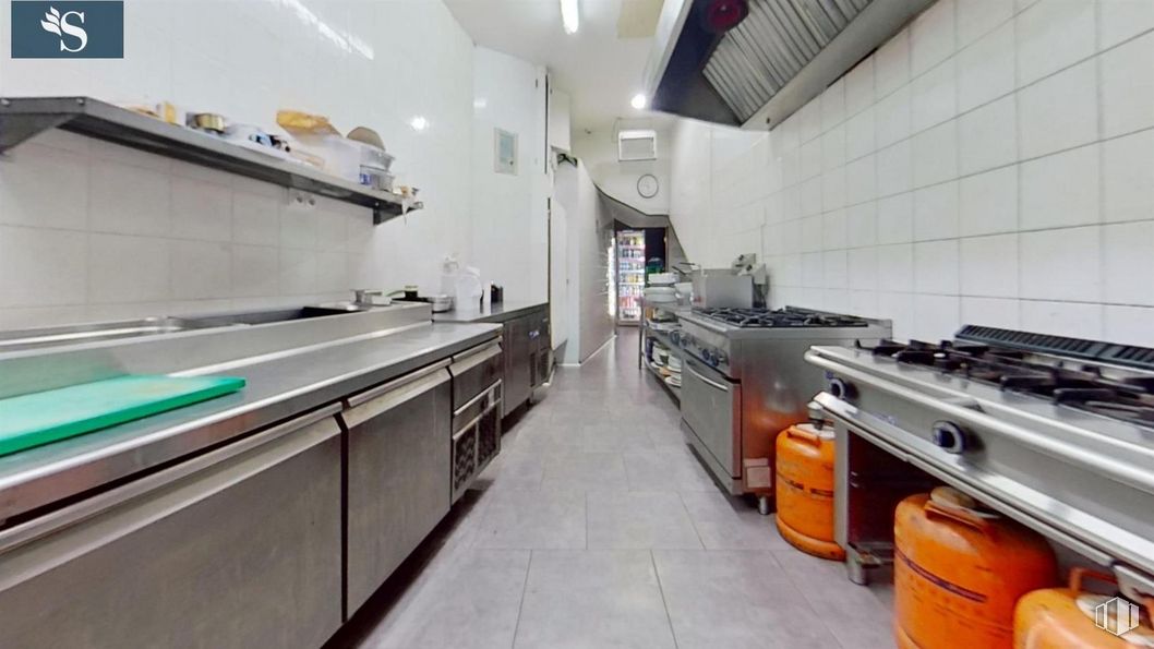 Local en alquiler en Calle Formentera, San Sebastián de los Reyes, Madrid, 28700 con ebanistería, interiorismo, cocina, suelo, electrodomésticos, suelos, gas, máquina, cocina y aparato de cocina alrededor