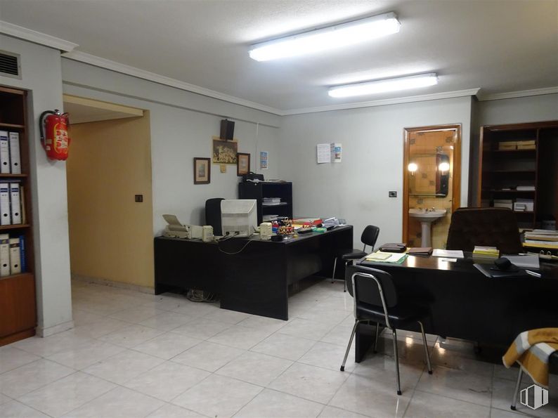 Oficina en venta en Travesía Enrique Velasco, Puente de Vallecas, Madrid, 28038 con silla, escritorio, lámpara, alumbrado, mesa, marco, estante, interiorismo, estantería y suelos alrededor