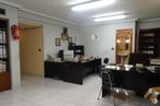 Oficina en venta en Travesía Enrique Velasco, Puente de Vallecas, Madrid, 28038 con silla, escritorio, lámpara, alumbrado, mesa, marco, estante, interiorismo, estantería y suelos alrededor