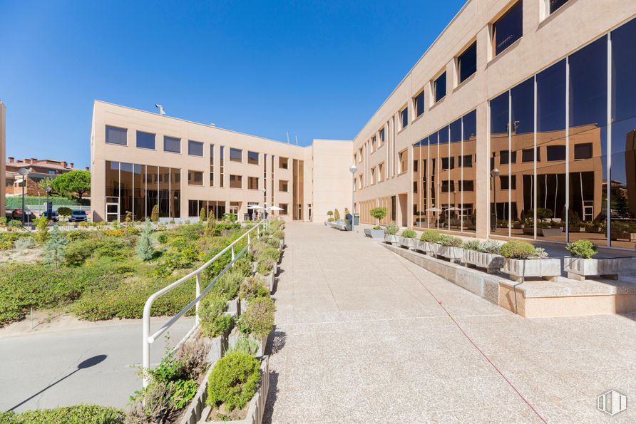 Oficina en alquiler en Edificio Londres, Playa de Liencres, 2, Las Rozas de Madrid, Madrid, 28230 con edificio, planta, propiedad, tiempo de día, cielo, ventana, diseño urbano, arquitectura, casa y barrio residencial alrededor