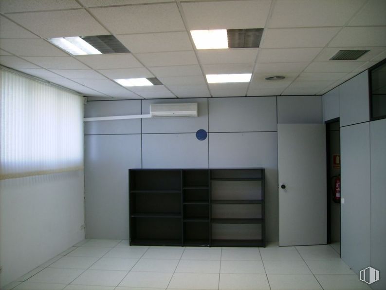 Oficina en alquiler en Calle Verano, 41, Torrejón de Ardoz, Madrid, 28850 con lámpara, alumbrado, accesorio, suelos, suelo, puerta, hall, vidrio, techo y aparcamiento alrededor