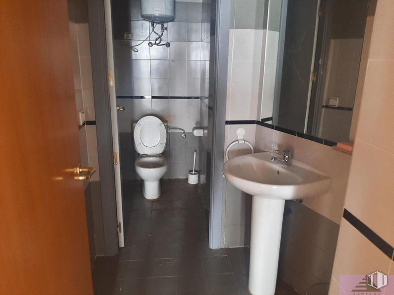 Retail for sale & for rent at Zona centro, El Romeral, Toledo, 45770 with toilet, sink, plumbing fixture, tap, bathroom, bathroom sink, mirror, fixture, interior design and fluid around