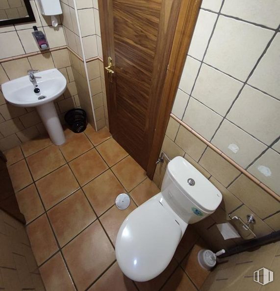 Retail for sale at Zona Parque Robledo, Palazuelos de Eresma, Segovia, 40193 with toilet, sink, toilet seat, property, plumbing fixture, bathroom, purple, black, interior design and floor around