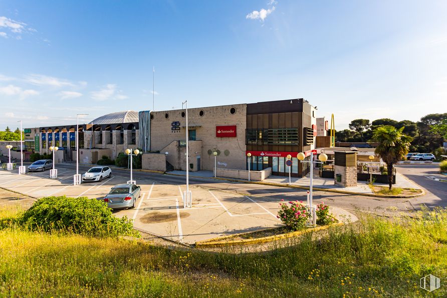 Local en alquiler en Centro Comercial Zoco Pozuelo, Calle Barlovento, 30, Pozuelo de Alarcón, Madrid, 28223 con edificio, coche, cielo, planta, nube, superficie de carretera, asfalto, árbol, lote de tierra y diseño urbano alrededor