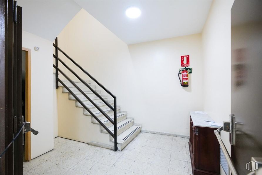 Retail for sale at Calle Río Ulla, Ciudad Lineal, Madrid, 28017 with building, wood, interior design, stairs, fixture, flooring, floor, wall, material property and real estate around