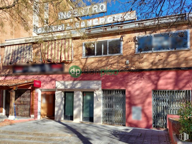 Retail for sale at Calle Constitución, Guadalajara, 19003 with window, building, plant, door, wood, tree, neighbourhood, residential area, facade and real estate around