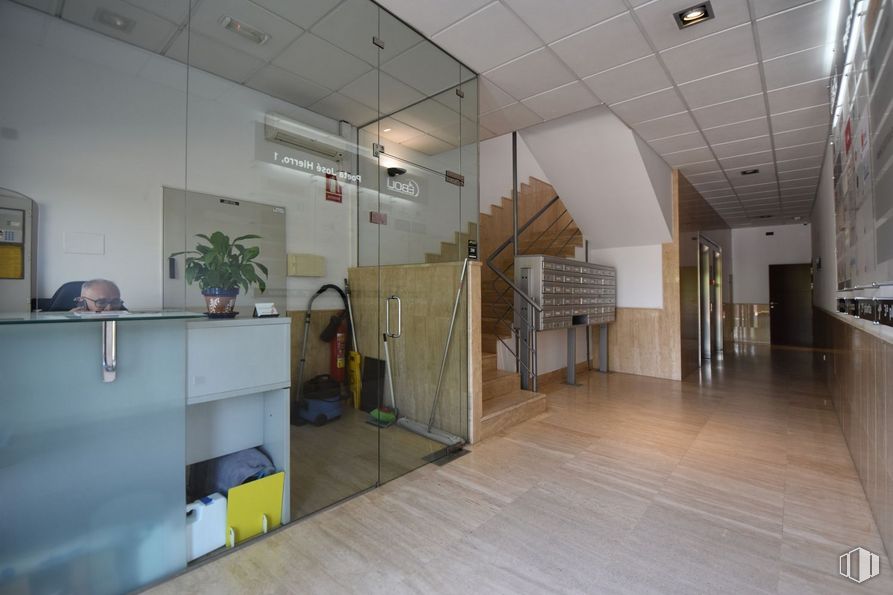 Oficina en alquiler en Calle Poeta José Hierro, 1, Pinto, Madrid, 28320 con ebanistería, interiorismo, planta de interior, madera, planta, accesorio, suelo, suelos, hall y maceta alrededor