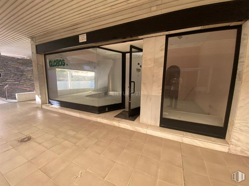 Retail for sale & for rent at Calle Cañadilla, Las Rozas de Madrid, Madrid, 28230 with building, door, fixture, wood, floor, flooring, window, house, composite material and glass around