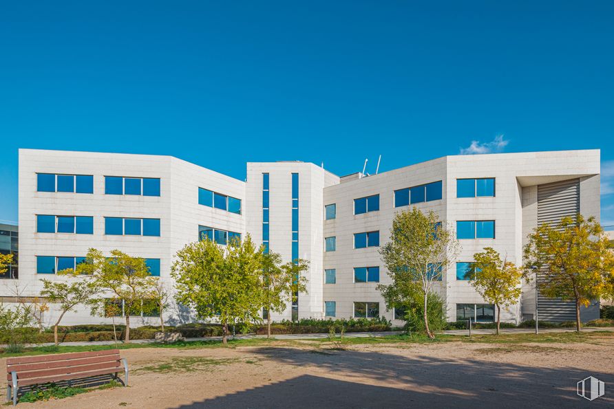 Oficina en alquiler en Calle Teide, 3, San Sebastián de los Reyes, Madrid, 28700 con mesa de trabajo, edificio, cielo, planta, ventana, banco exterior, diseño urbano, árbol, sombra y condominio alrededor