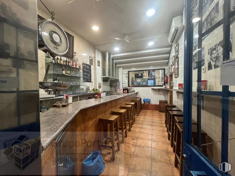 Retail for rent at Zona Guindalera, Salamanca, Madrid, 28028 with table, interior design, shelf, wood, flooring, floor, chair, shelving, building and ceiling around