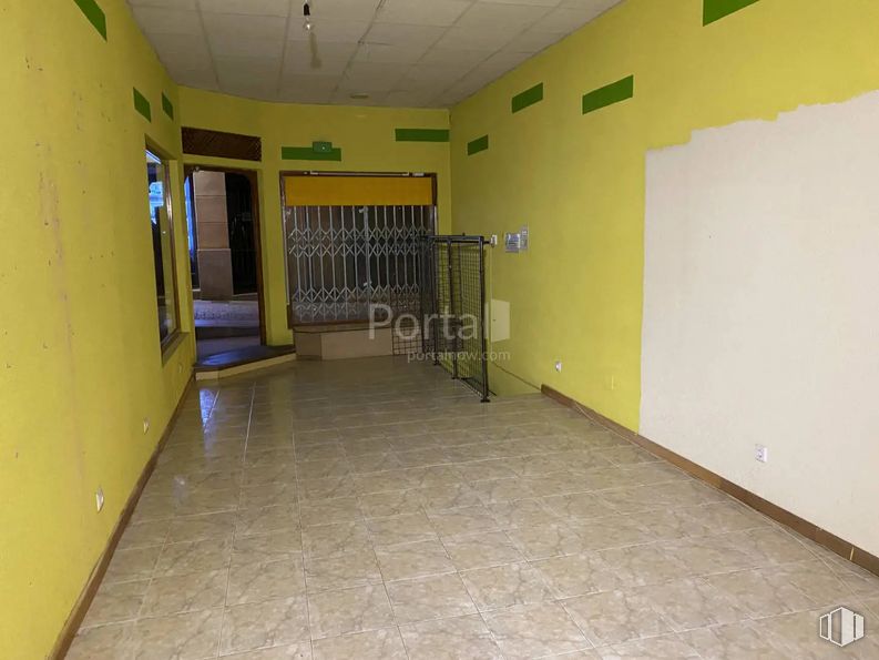 Local en venta en Calle Muerte y Vida, Segovia, 40005 con accesorio, piso, suelo, interiorismo, puerta, techo, edificio, pasillo, suelo de baldosas y habitación alrededor