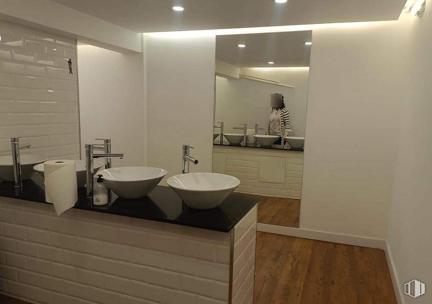 Retail for sale & for rent at Castellana/Salamanca, Salamanca, Madrid, 28006 with sink, plumbing fixture, tap, mirror, bathroom sink, bathroom, fixture, wood, interior design and floor around