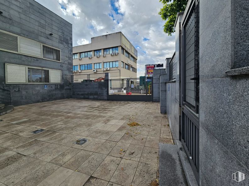 Nave en alquiler y venta en Calle Granja, Alcobendas, Madrid, 28108 con edificio, cielo, nube, ventana, asfalto, superficie de la carretera, diseño urbano, madera, suelos y zona residencial alrededor