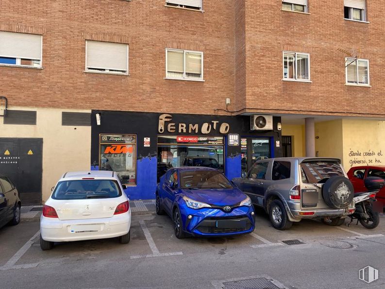 Retail for sale at Avenida Reyes Católicos, Cuenca, 16003 with car, window, automotive lighting, automotive parking light, automotive tail & brake light, family car, hot hatch, hatchback, subcompact car and mid-size car around