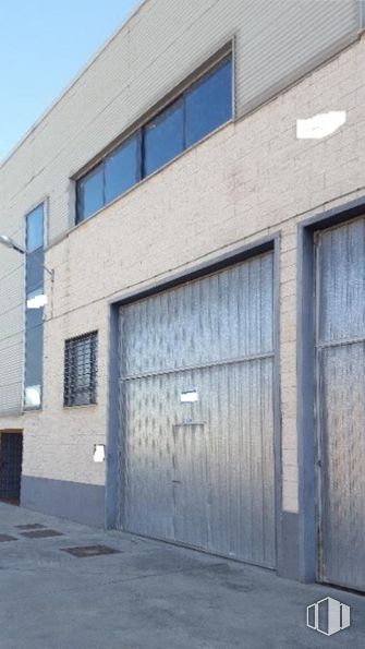 Industrial for sale at Calle Ciudad de Frías, 20, Villaverde, Madrid, 28021 with window, door, building, sky, fixture, wood, composite material, material property, facade and real estate around