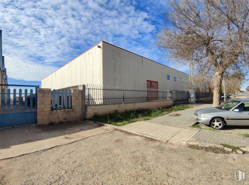 Industrial for sale at Polígono industrial Villacañas, Villacañas, Toledo, 45860 with car, tire, wheel, automotive parking light, sky, cloud, property, vehicle, plant and asphalt around