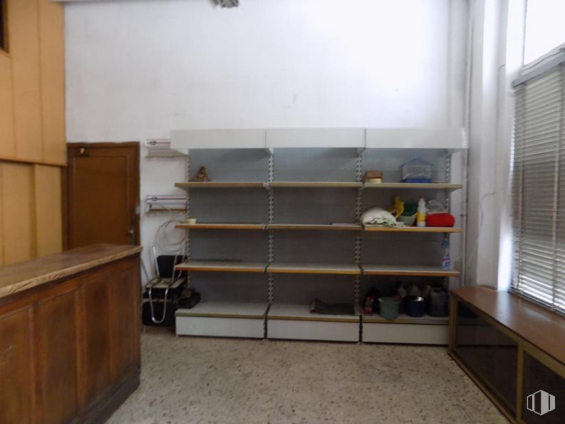 Retail for sale & for rent at Calle Diego Jiménez, Cuenca, 16004 with cabinetry, window blind, furniture, shelf, interior design, shelving, building, wood, floor and flooring around