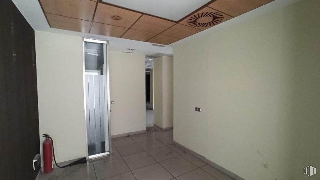 Local en venta en Zona Moratalaz, Moratalaz, Madrid, 28030 con edificio, accesorio, madera, puerta, suelos, hall, casa, techo, madera dura y aluminio alrededor