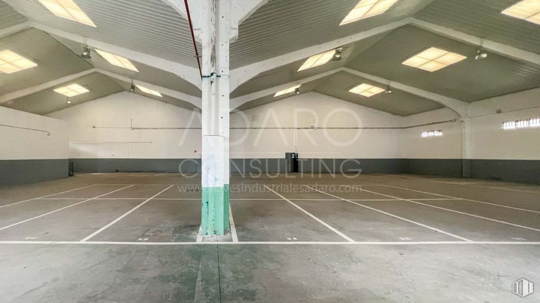 Nave en venta en Zona industrial, Alcorcón, Madrid, 28922 con edificio, sombra, hall, madera, suelo, suelos, techo, aparcamiento, material compuesto y aparcamiento alrededor