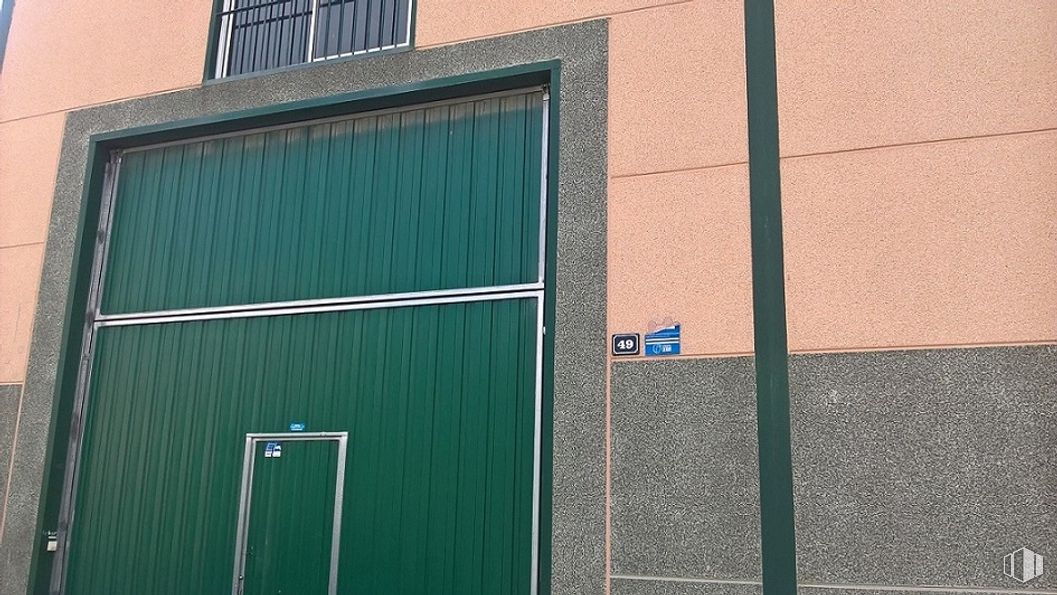 Nave en alquiler en Calle Álamo, 49, Humanes de Madrid, Madrid, 28970 con puerta, edificio, accesorio, ventana, madera, rectángulo, sombra, ladrillo, fachada y superficie de la carretera alrededor