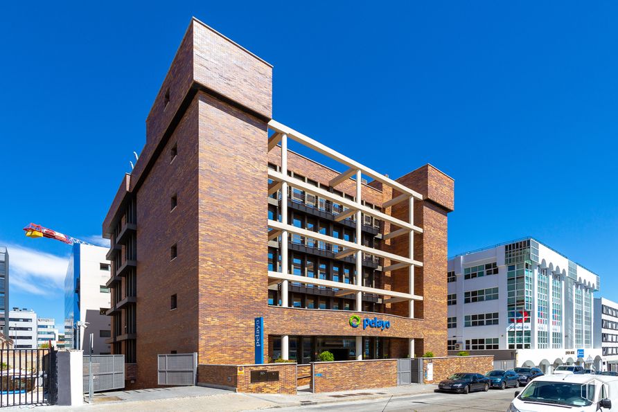 Oficina en alquiler en Calle Rufino González, 23, San Blas - Canillejas, Madrid, 28037 con edificio, coche, cielo, azul, bloque de torre, diseño urbano, condominio, barrio, zona residencial y luz de la calle alrededor