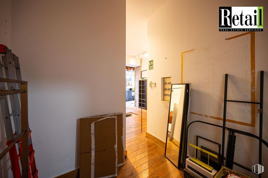 Retail for sale at Calle Augusto Figueroa, 27, Centro, Madrid, 28004 with wood, interior design, floor, flooring, building, shelving, picture frame, ladder, door and hardwood around