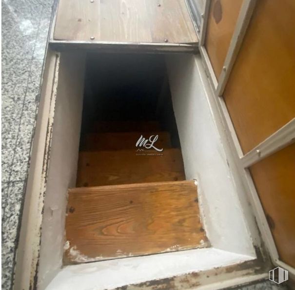 Retail for sale at Calle Potosí, Toledo, 45004 with stairs, wood, rectangle, wood stain, floor, hardwood, flooring, gas, composite material and door around