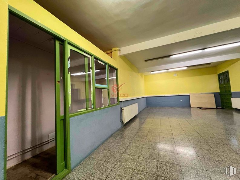 Retail for rent at Tiradores, Cuenca, 16001 with property, fixture, architecture, hall, flooring, floor, ceiling, glass, concrete and building around