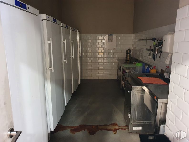 Local en venta en Avenida Ciudad de Barcelona, 110, Retiro, Madrid, 28007 con refrigerador, ebanistería, fregadero, suelo, piso, edificio, estufa de cocina, encimera, aparato principal y estantería alrededor