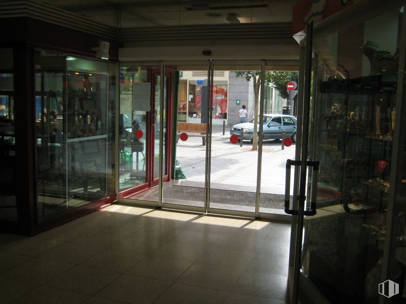 Retail for sale & for rent at Avenida Constitución, Móstoles, Madrid, 28931 with car, tire, wheel, building, fixture, door, window, vehicle, automotive exterior and glass around