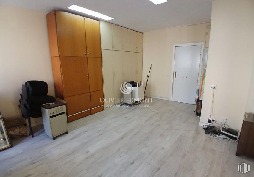 Oficina en alquiler en Zona Princesa, Moncloa - Aravaca, Madrid, 28008 con puerta, armario, alacena, archivador, alumbrado, lámpara, propiedad, madera, suelo y suelos alrededor