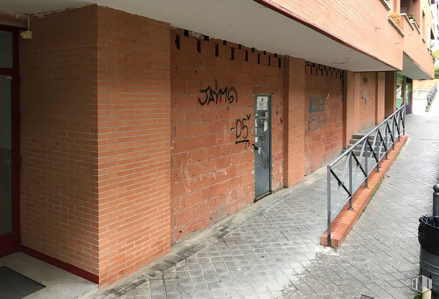 Local en venta en Avenida Circunvalación, 204, Daganzo de Arriba, Madrid, 28814 con edificio, naranja, albañilería, superficie de carretera, madera, ladrillo, pared, tintes y matices, ventana y acera alrededor