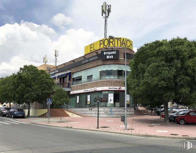 Retail for rent at Centro El Portachuelo, Colmenar Viejo, Madrid, 28770 with car, building, sky, cloud, wheel, tree, tire, vehicle, plant and street light around