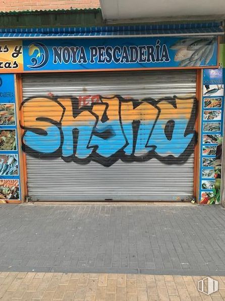 Local en alquiler en Calle Manojo de Rosas,, Villaverde, Madrid, 28041 con edificio, pintura, escritura a mano, arte, fuente, grafiti, pared, ladrillo, asfalto y tintes y matices alrededor