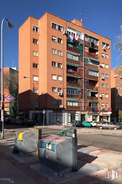 Local en venta en Zona Centro, Fuenlabrada, Madrid, 28945 con edificio, equipaje y bolsos, cielo, ventana, luz de la calle, bloque de pisos, diseño urbano, condominio, zona residencial y barrio alrededor