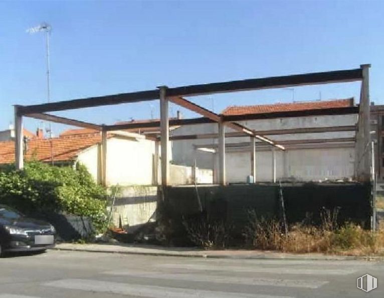 Land for sale at Centro urbano, Mejorada del Campo, Madrid, 28840 with car, sky, plant, building, shade, road surface, asphalt, vehicle, facade and roof around