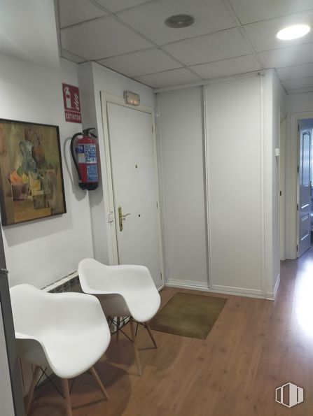 Local en venta en Calle José Arcones Gil, Ciudad Lineal, Madrid, 28017 con silla, puerta, interiorismo, accesorio, suelos, suelo, edificio, madera, techo y madera dura alrededor